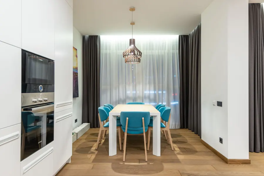 Heller Essbereich mit Tisch und Stühlen in einer möblierten Wohnung